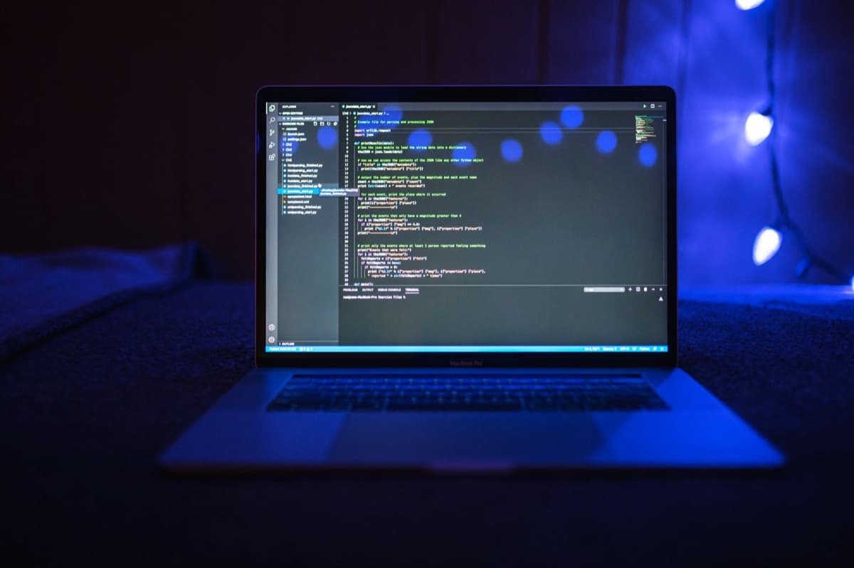 AI-Powered Website Builds vs Traditional Agencies: What Actually Changes