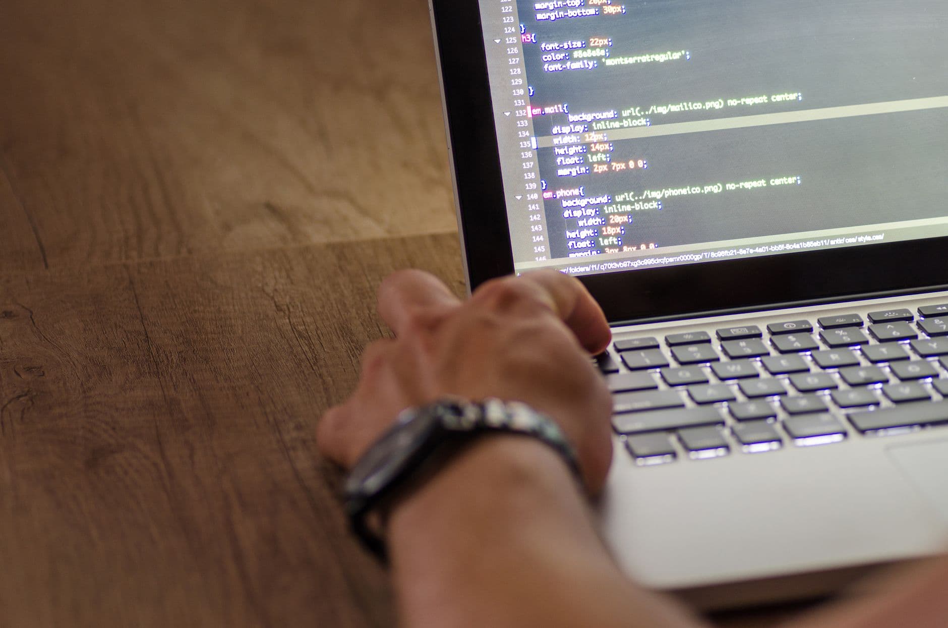 Webflow, Shopify, or Custom Code? How to Choose the Right Website Platform